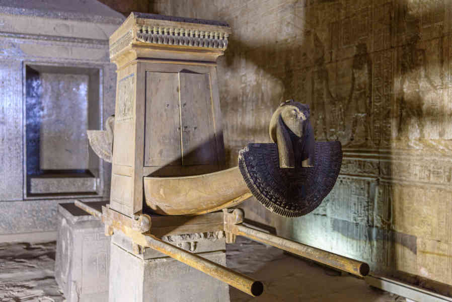 Egipto 167 - Edfu - templo de Horus - Barca Sagrada.jpg